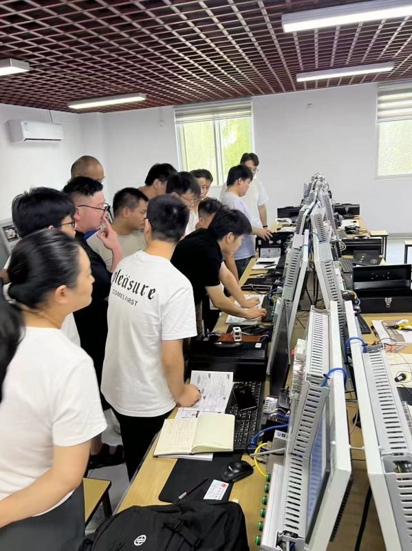 学员PLC上课实操学习
