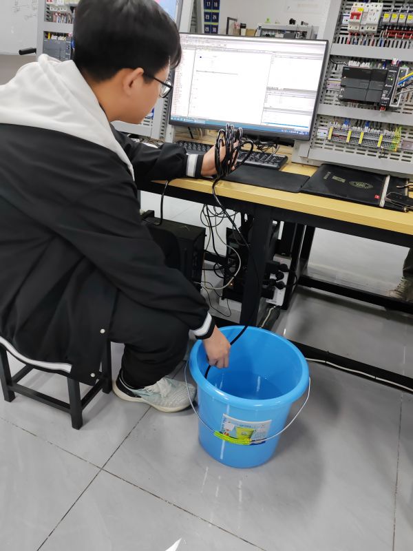 液位传感器采集液位高度