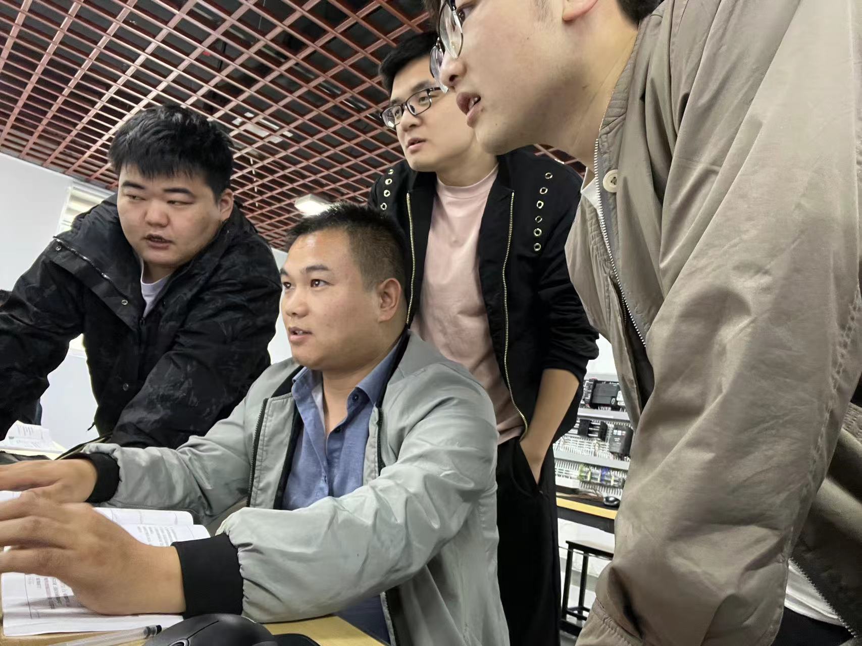 学员课间探讨问题